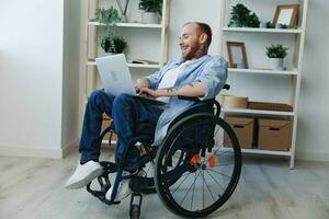 homem dentro cadeira de rodas trabalhador autonomo trabalhando às computador portátil às casa sorriso, trabalhos on-line, movimento restrição, cópia de espaço, integração para dentro sociedade, saúde conceito homem com deficiências, real pessoa foto