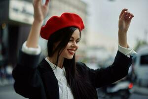 mulher sorrir com dentes turista anda em dentro a cidade Aprendendo a história e cultura do a lugar, à moda elegante roupas e inventar, Primavera andar, viagem, metrópole. foto