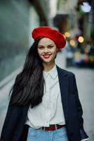 moda mulher sorrir com dentes retrato passear turista dentro à moda roupas com vermelho lábios caminhando baixa limitar cidade rua curvas, viagem, cinematográfico cor, retro vintage estilo, dia dos namorados dia. foto