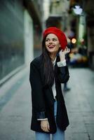 moda mulher sorrir com dentes retrato passear turista dentro à moda roupas com vermelho lábios caminhando baixa limitar cidade rua curvas, viagem, cinematográfico cor, retro vintage estilo, dia dos namorados dia. foto