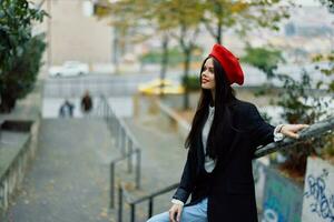 moda mulher caminhando baixa passos contra cidade pano de fundo dentro à moda roupas com vermelho lábios e vermelho boina, viagem, cinematográfico cor, retro vintage estilo, urbano moda estilo de vida. foto