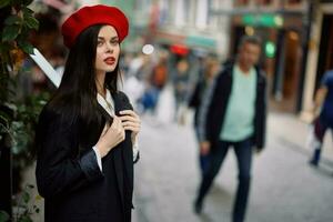 mulher caminhando baixa a velho cidade rua dentro uma multidão, sociofobia, medo do multidões, medo do pessoas, pânico ataque. foto