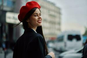 mulher sorrir com dentes turista anda em anda em dentro a cidade em a fundo do escritório edifícios, à moda elegante roupas e inventar, Primavera andar, viagem. foto