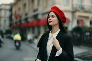 moda mulher retrato beleza em pé em a rua dentro frente do a cidade dentro à moda roupas com vermelho lábios e vermelho boina, viagem, cinematográfico cor, retro vintage estilo, urbano moda estilo de vida. foto