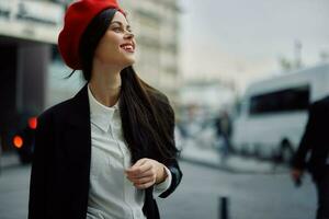 mulher sorrir com dentes turista anda em dentro a cidade Aprendendo a história e cultura do a lugar, à moda elegante roupas e inventar, Primavera andar, viagem, metrópole. foto