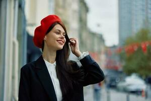 mulher sorrir anda em anda em dentro a cidade contra a pano de fundo do escritório edifícios, à moda elegante vintage roupas e inventar, outono andar, viagem. foto