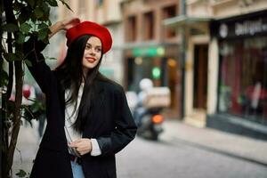 mulher modelo carrinhos em a rua dentro a cidade dentro uma Jaqueta e vermelho boina, cinematográfico francês moda estilo roupas, viagem para Istambul foto