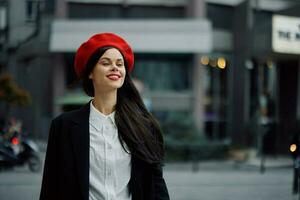 mulher sorrir com dentes turista anda em dentro a cidade Aprendendo a história e cultura do a lugar, à moda elegante roupas e inventar, Primavera andar, viagem, metrópole. foto