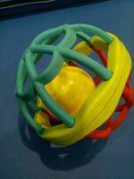 bola brinquedo com colorida plástico raios com uma alto som para bebês foto