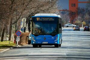 Budapeste público transporte bkk mercedes conectar ônibus. foto