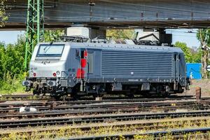 internacional trem transporte. locomotiva trem às estação. global estrada de ferro transporte e envio. foto