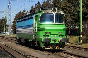 internacional trem transporte. locomotiva trem às estação. global estrada de ferro transporte e envio. foto