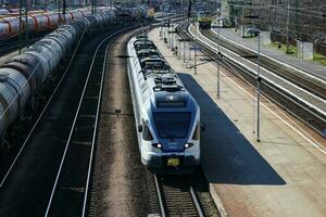 internacional e regional estrada de ferro transporte. passageiro frete trem conjunto às estação. público transporte. foto