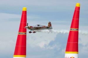 vermelho touro ar raça 2019 desafiador classe zivko Beira 540 aeronave sobre lago Balaton às zamardi cidade foto