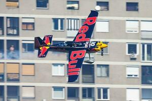 Kirby chambliss com n14kn zivko Beira 540 vôo sobre Danúbio rio dentro Budapeste centro da cidade às vermelho touro ar raça 2015 foto