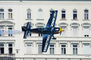 vermelho touro ar raça 2015 desafiador classe extra 330 aeronave sobre Danúbio rio dentro Budapeste centro da cidade foto