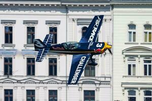 vermelho touro ar raça 2015 desafiador classe extra 330 aeronave sobre Danúbio rio dentro Budapeste centro da cidade foto