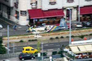 mate corredor com n540mh zivko Beira 540 vôo sobre Danúbio rio dentro Budapeste centro da cidade às vermelho touro ar raça 2018 foto