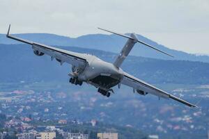 NATO saco estratégico transporte aéreo capacidade haw pesado transporte aéreo asa boeing c-17a Globemaster iii 02 transporte avião voar por sobre Danúbio rio às Budapeste centro da cidade para vermelho touro ar raça 2018 foto