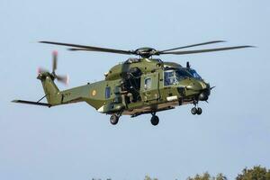 militares helicóptero às ar base. ar força voar Operação. aviação e aeronaves. ar defesa. militares indústria. mosca e vôo. foto