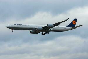 Lufthansa airbus a340-600 d-aihh passageiro avião aterrissagem às Frankfurt aeroporto foto