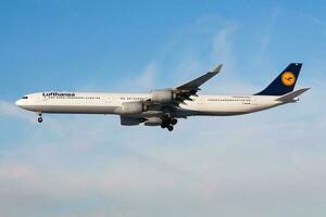 Lufthansa airbus a340-600 d-aihb passageiro avião aterrissagem às Frankfurt aeroporto foto