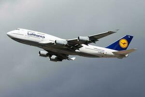 Lufthansa boeing 747-400 d-abve passageiro avião saída às Frankfurt aeroporto foto