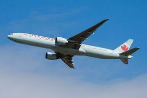 ar Canadá boeing 777-300er c-fivm passageiro avião saída às Frankfurt aeroporto foto
