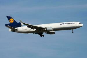 Lufthansa carga MD-11 d-alcm carga avião aterrissagem às Frankfurt aeroporto foto