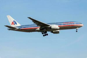 americano companhias aéreas boeing 777-200 n754an passageiro avião aterrissagem às Frankfurt aeroporto foto