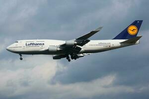 Lufthansa boeing 747-400 d-abtf passageiro avião aterrissagem às Frankfurt aeroporto foto