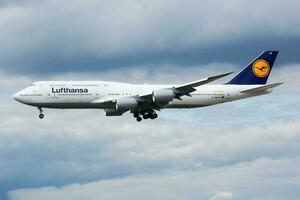 Lufthansa boeing 747-8 d-abyp passageiro avião aterrissagem às Frankfurt aeroporto foto