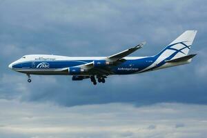 carga aérea companhias aéreas boeing 747-400 vq-bhe carga avião aterrissagem às Frankfurt aeroporto foto
