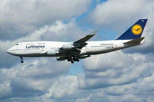 Lufthansa boeing 747-400 d-abtk passageiro avião aterrissagem às Frankfurt aeroporto foto