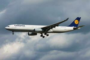 Lufthansa passageiro avião às aeroporto. cronograma voar viagem. aviação e aeronaves. ar transporte. global internacional transporte. mosca e vôo. foto