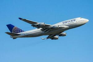 Unidos companhias aéreas boeing 747-400 n120ua passageiro avião saída às Frankfurt aeroporto foto