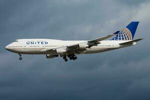 Unidos companhias aéreas boeing 747-400 n120ua passageiro avião aterrissagem às Frankfurt aeroporto foto