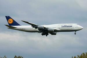 Lufthansa boeing 747-8 d-abismos passageiro avião aterrissagem às Frankfurt aeroporto foto