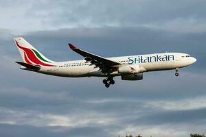 cingalês companhias aéreas airbus a330-200 4r-alb passageiro avião aterrissagem às Frankfurt aeroporto foto