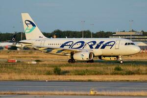 Adria vias aéreas airbus A319 s5-aar passageiro avião saída às Frankfurt aeroporto foto