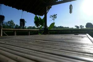 bambu sinos dentro uma cabana com Visualizações do verde e lindo arroz Campos e lindo luzes do manhã luz solar. foto