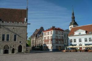 lindo edifícios às Cidade corredor quadrado dentro Tallinn foto