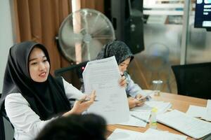 kuaro Kalimantan timur, Indonésia 6 Julho 2023. alguns pessoas estão trabalhando em fazer documentos dentro a escritório foto