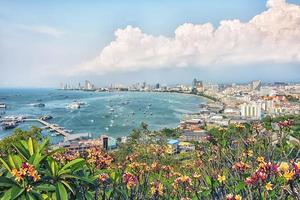 cidade de Pattaya vista da colina durante o dia foto