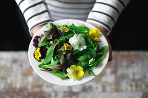salada saudável com flores no prato foto