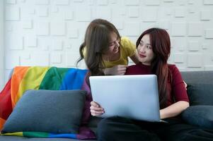 a lgbt casais viver uma confortável vida. tendo Diversão juntos alegremente foto