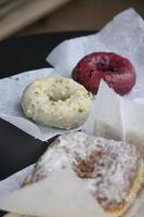 variedade de rosquinhas deliciosas em uma caixa de uma confeitaria foto