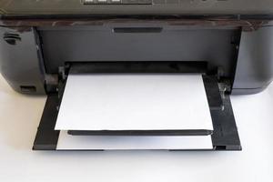 papel branco em cor e toner preto de impressora foto