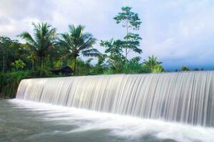 água barragem dentro arroz Campos, cikunten barragem, tasikmalaya, oeste Java, Indonésia foto