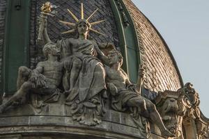 uma estátua da liberdade está sentada com uma tocha na mão e dois companheiros foto